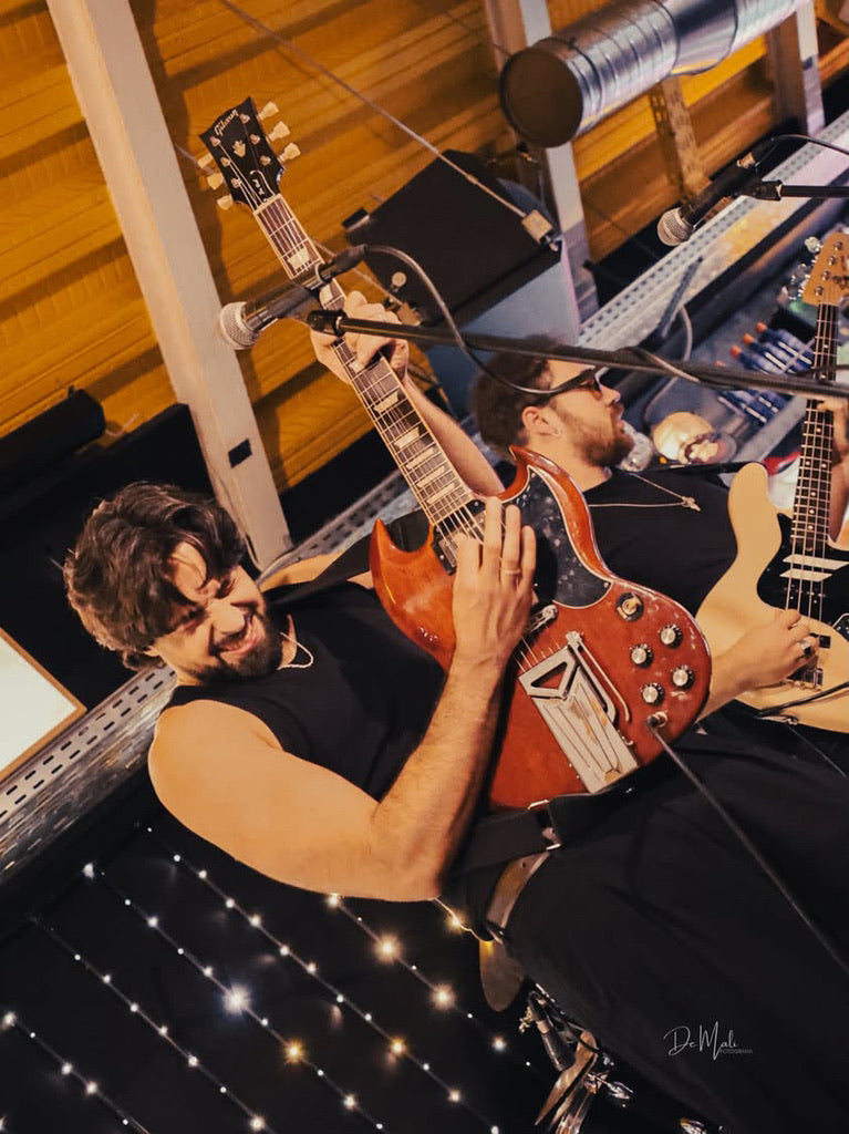 D. LATORRE toca en directo con su banda